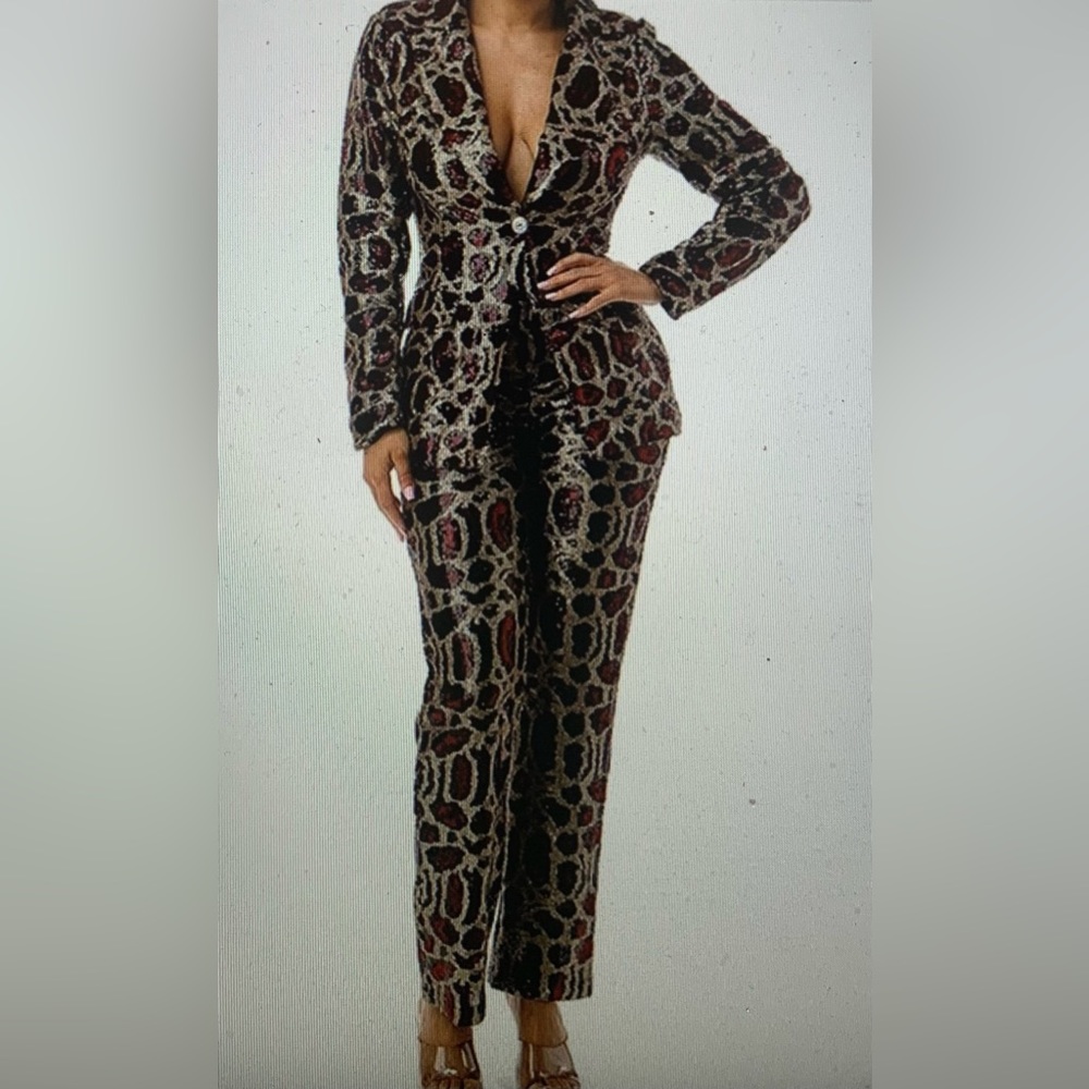 Sequin leopard set. Pants and blazer suit.
